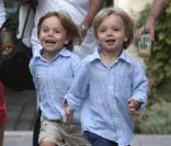 Kevin Federline s\'amuse dans un parc parisien avec ses deux fils Jayden James et Sean Preston (qu\'il a eu avec Britney Spears) le 7 juillet 2009