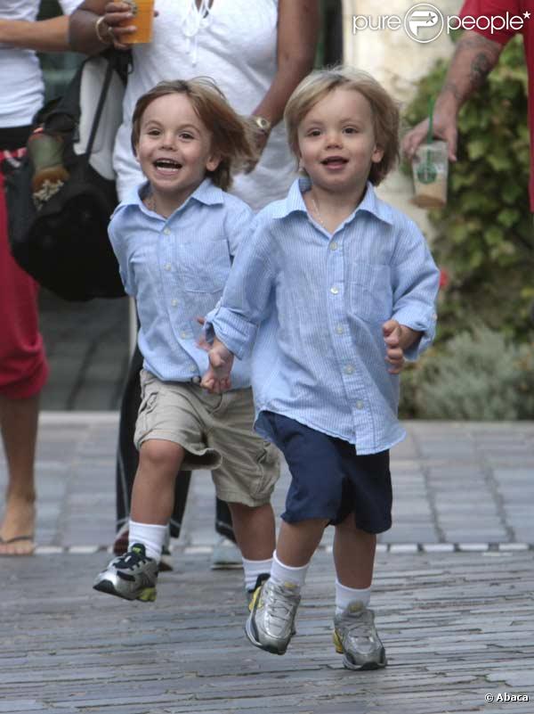 Kevin Federline s'amuse dans un parc parisien avec ses deux fils Jayden James et Sean Preston (qu'il a eu avec Britney Spears) le 7 juillet 2009