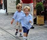 Kevin Federline s'amuse dans un parc parisien avec ses deux fils Jayden James et Sean Preston (qu'il a eu avec Britney Spears) le 7 juillet 2009