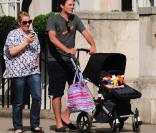 Laura Parker Bowles, son mari Harry Lopes et leur petite fille Eliza 