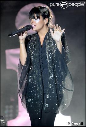  Lily Allen en concert au Somerset House à Londres le 11 juillet 2009. 
 &nbsp; 