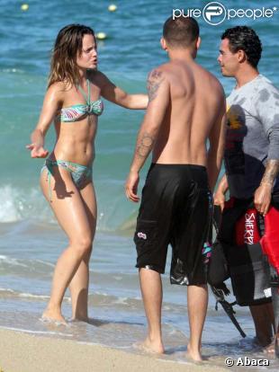 Mena Suvari en vacances avec son petit ami Simone Sestito à Los Cabos