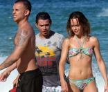 Mena Suvari en vacances avec son petit ami Simone Sestito à Los Cabos