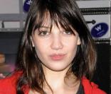 Daisy Lowe, opérée d'une tumeur cancéreuse avec succès...