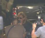 Debbie Rowe sort d'une pharmacie