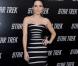 Avec sa robe bustier et ses rayures totalement différentes, Sophia Bush est so chic !  
