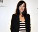 Purepeople adore Liv Tyler, qui elle-même adore... les rayures ! Avec sa petite veste pour éviter les coups de frois, elle est complètement noeud-noeud cette actrice !  