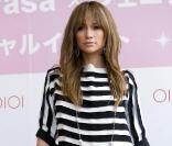Pour J. Lo, le look est primordial puisque la bomba latina est styliste d'une ligne de vêtements. Mi-navy, mi-Beetlejuice, elle a tout bon ! 