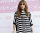 Pour J. Lo, le look est primordial puisque la bomba latina est styliste d'une ligne de vêtements. Mi-navy, mi-Beetlejuice, elle a tout bon ! 