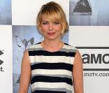 Michelle Williams se la joue petite écolière sage. Avec sa coupe carré et sa robe à poche rayée, elle est vraiment trop mignonne !  