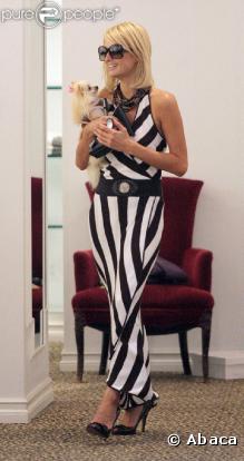 Avec Paris Hilton, c'est total look. Alors, le rayé, elle le porte des pieds à la tête, grâce à une combinaison, très à la mode ces temps-ci. Too much, vous avez dit ?