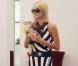 Avec Paris Hilton, c'est total look. Alors, le rayé, elle le porte des pieds à la tête, grâce à une combinaison, très à la mode ces temps-ci. Too much, vous avez dit ? 