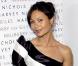 Même avec son chignon coiffé/décoiffé, la belle brune Thandie Newton est ravissante. Sa robe aux lignes obliques sublime parfaitement son corps de rêve.  