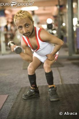 Romeo Dev, est le plus petit body-builder du monde, il mesure 60,96 centimètres et peut soulever des altères de 1,5 kilos