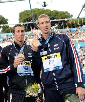 Alain Bernard et Frédérick Bousquet, médaillés de bronze sur le relais 4x100 (photo), ont dû se contenter des 2e et 3e place sur 100 m nage libre, aux Mondiaux de Rome (juillet 2009)