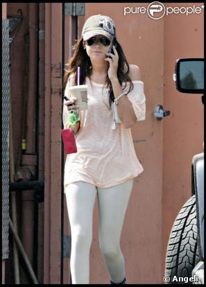 Ashey Tisdale boit son café à Toluca Lake le 24 juillet 2009