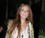 Lindsay Lohan a opté pour un mini-short taille haute noir, sur un top blanc fluide et léger et chemise à carreaux vintage, le tout perché sur des boots à zip. Son it bag Gucci maxi Size à la main, elle a tout de la parfaite it-girl ! 