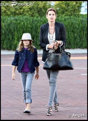 Top blanc, blazer noir, slim gris, sandales cloutées et it-bag en cuir Cartier, Cindy Crawford est aussi lookée que sublime. A peine âgée de 8 ans, sa fille Kaya en prend déjà de la graine ! Bravo !