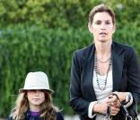 Top blanc, blazer noir, slim gris, sandales cloutées et it-bag en cuir Cartier, Cindy Crawford est aussi lookée que sublime. A peine âgée de 8 ans, sa fille Kaya en prend déjà de la graine ! Bravo ! 