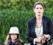 Top blanc, blazer noir, slim gris, sandales cloutées et it-bag en cuir Cartier, Cindy Crawford est aussi lookée que sublime. A peine âgée de 8 ans, sa fille Kaya en prend déjà de la graine ! Bravo !
