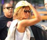 Mini-short gris, top blanc fluide, it-bag blanc cassé, escarpins jaunes assortis à son borsalino, Beyonce a tout compris ! Elle mérite largement la palme du plus beau look de semaine ! 