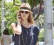 Mini-robe légère bleue à motifs, borsalino, spartiates et bijoux... grâce à ce style casual chic bien maîtrisé, Jessica Alba fait son entrée dans les looks de la semaine... Bravo !