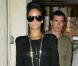 De jour comme de nuit, Rihanna est toujours aussi lookée. Pour sortir, elle a choisi une micro jupe rayée, un top noir à épaulettes et des boots à lacets à bouts ouverts. Une vraie it-girl !