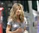 Jennifer Aniston a 40 ans mais elle est toujours aussi canon. Dans son mini-short beige, son t-shirt gris et ses sandales compensées, la belle blonde, cheveux dans le vent, fait 15 ans de moins...
