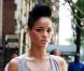Rihanna a choisi une robe cache-coeur très courte de couleur grise avec des sandales à talons en métal vieilli. La princesse de la Barbade est à couper le souffle !