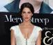 Dans cette robe blanche à coutures apparentes et décolleté aussi vertigineux que zippé... impossible de résister à la plus sexy des vampires... Ashley Greene !