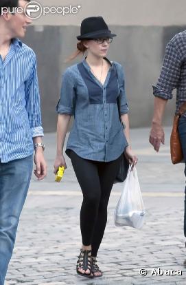 Pour se promener sous le soleil de Madrid, la très stylée Scarlett Johansson a choisi de porter une chemise en jean sur un legging noir, avec des spartiates, un borsalino et des lunettes vintage. Un style décalé au top !