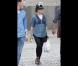 Pour se promener sous le soleil de Madrid, la très stylée Scarlett Johansson a choisi de porter une chemise en jean sur un legging noir, avec des spartiates, un borsalino et des lunettes vintage. Un style décalé au top !