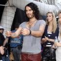 Russell Brand : pantalon en cuir rouge et boots léopards... il fait fondre les belles blondes !