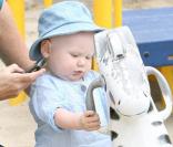 Minnie Driver son fils Henry auCros Creek Park à Malibu (2 août 2009)