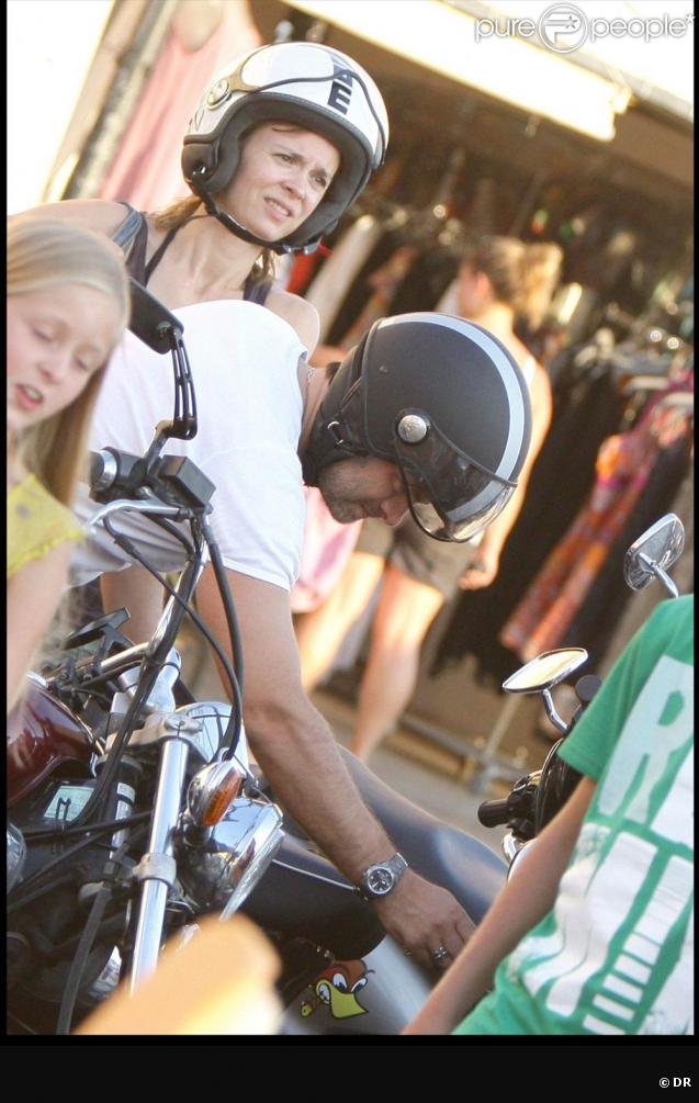 Clovis Cornillac et sa femme Caroline Proust font du scooter à Saint-Tropez. Et 2009