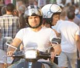 Clovis Cornillac et sa femme Caroline Proust font du scooter à Saint-Tropez. Et 2009