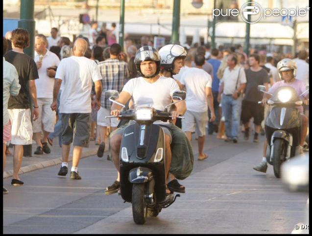 Clovis Cornillac et sa femme Caroline Proust font du scooter à Saint-Tropez. Et 2009