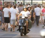 Clovis Cornillac et sa femme Caroline Proust font du scooter à Saint-Tropez. Et 2009