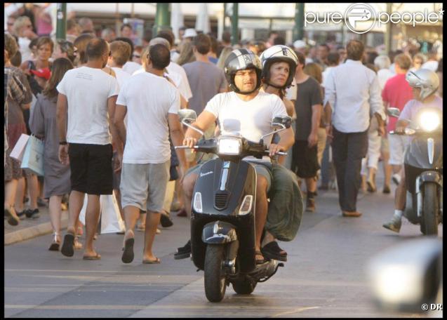 Clovis Cornillac et sa femme Caroline Proust font du scooter à Saint-Tropez. Et 2009