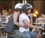 Clovis Cornillac et sa femme Caroline Proust font du scooter à Saint-Tropez. Et 2009