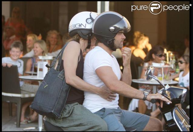 Clovis Cornillac et sa femme Caroline Proust font du scooter à Saint-Tropez. Et 2009