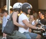 Clovis Cornillac et sa femme Caroline Proust font du scooter à Saint-Tropez. Et 2009