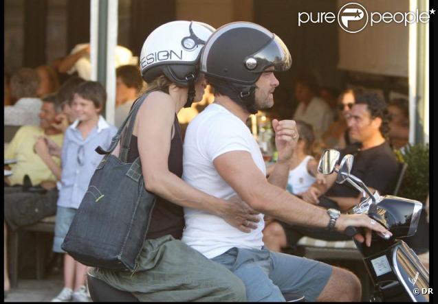 Clovis Cornillac et sa femme Caroline Proust font du scooter à Saint-Tropez. Et 2009