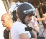 Clovis Cornillac et sa femme Caroline Proust font du scooter à Saint-Tropez. Et 2009