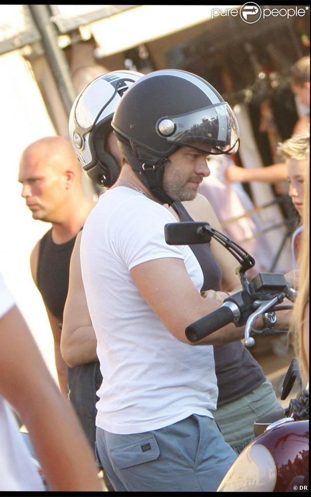 Clovis Cornillac et sa femme Caroline Proust font du scooter à Saint-Tropez. Et 2009