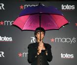 Rihanna s'est mouillé pour la promo de ses 'umbrellas'