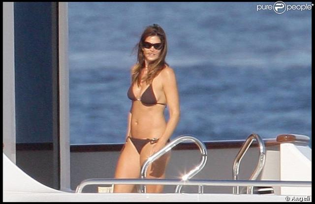 Cindy Crawford et Rande Gerber s'aiment et profitent du soleil, sur un yacht, au large de Saint-Tropez. 05/08/09
