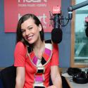 Milla Jovovich : la future mariée à la frimousse mutine nous dévoile... ses longues et jolies jambes !