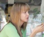Christina Ricci déjeune avec un ami à Los Angeles. 06/08/09