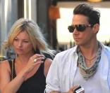 Kate Moss et son compagnon, Jamie Hince, dans les rues de Paris.  